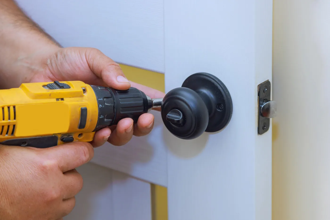Réglage d'une serrure multipoints sur une porte d'entrée francilienne